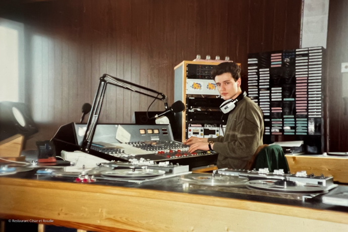 Elric Huguet du Lorin, l'un des deux derniers salariés de RCL Radio à sa fermeture en 1998. © Restaurant César et Rosalie.