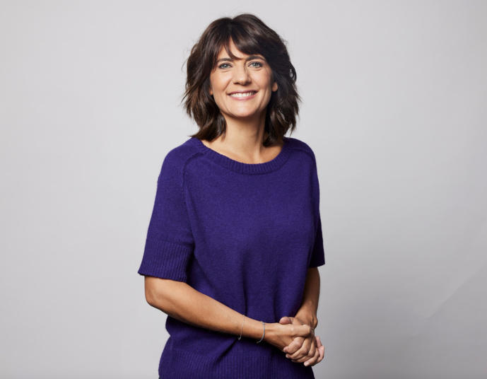 Pour la deuxième saison, Estelle Denis est en direct, chaque jour, aux commandes d'Estelle Midi. © Yann Audic.