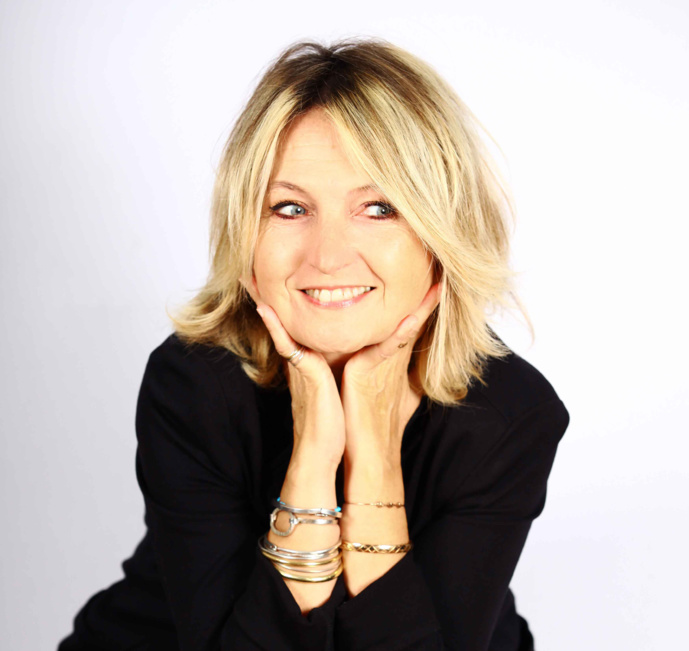 La voix de RTL2, c’est elle : Corine Versini. © Valérie Ladavière Photographies. La voix de RTL2, c’est elle : Corine Versini. © Valérie Ladavière Photographies.