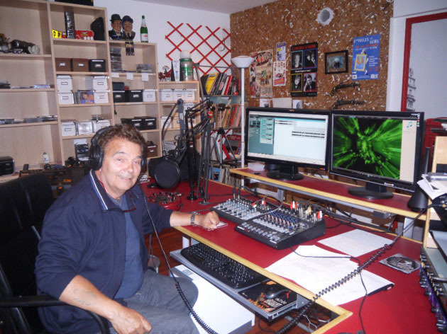 Jean-Claude Vasseur dans son home studio. Il y a produit plus de 358 émissions, juste pour la passion et quelques droits d'auteur.
