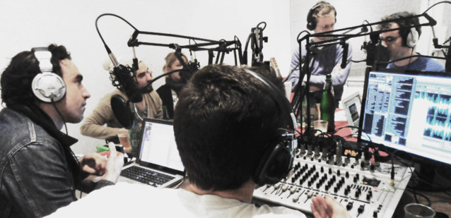 Toute l'équipe de Super 8 au boulot dans son studio parisien