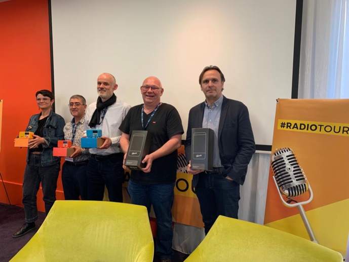 Point final du RadioTour à Nantes : les récompenses. Plusieurs professionnels sont repartis avec des enceintes connectées et des récepteurs de la marque Roberts Radio ! Bravo et rendez-vous à Lille les 31 mai 1er juin ! Point final du RadioTour à Nantes : les récompenses. Plusieurs professionnels sont repartis avec des enceintes connectées et des récepteurs de la marque Roberts Radio ! Bravo et rendez-vous à Lille les 31 mai 1er juin !