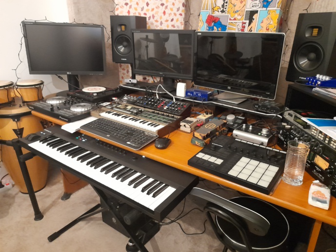 Le studio de composition de DMP Studio. @ DMP Studio. Le studio de composition de DMP Studio. @ DMP Studio.