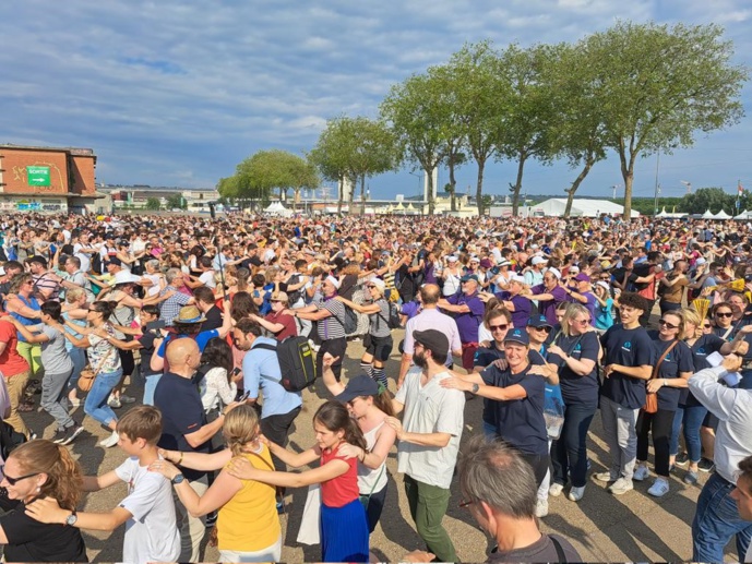 France Bleu Normandie bat le record de "La Grande Chenille de l’Armada" France Bleu Normandie bat le record de "La Grande Chenille de l’Armada"