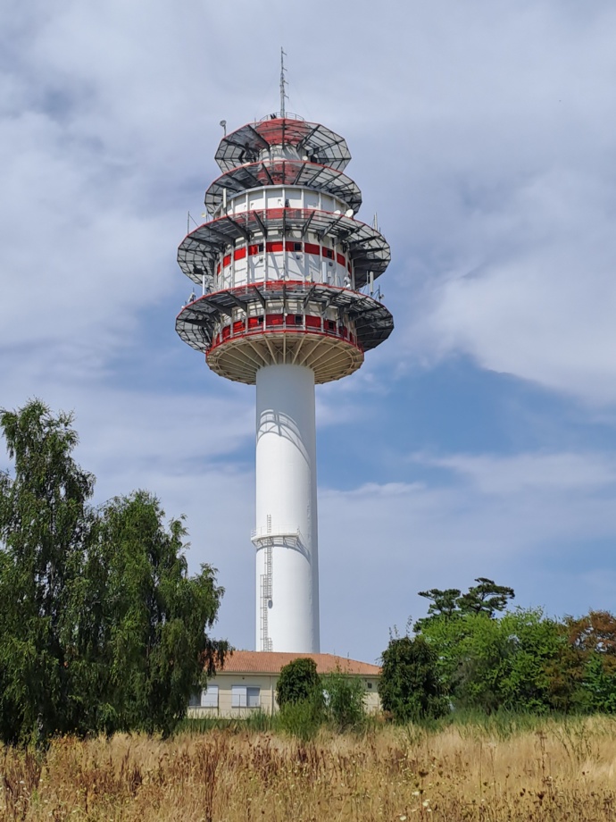 La célèbre tour hertzienne du Vigen au sud de Limoges, capitale régionale du Limousin La célèbre tour hertzienne du Vigen au sud de Limoges, capitale régionale du Limousin