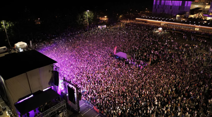 Le Tour Vibration sur le parking des Quinconces au Mans avec 40 000 spectateurs © Vibration Le Tour Vibration sur le parking des Quinconces au Mans avec 40 000 spectateurs © Vibration