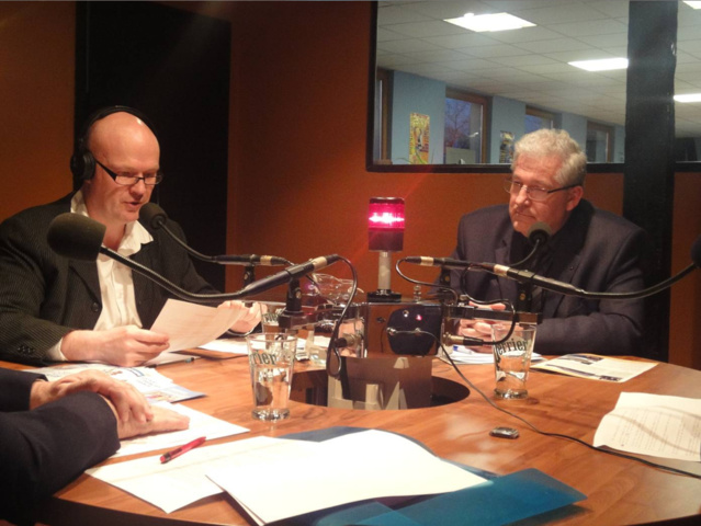 Franck Jehl (à gauche), met en boîte l'interview d'un des 70 binômes de candidats de son secteur.