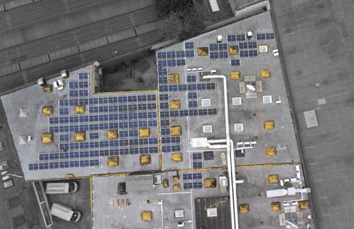 Pour atteindre cette transition, 130 panneaux solaires ont été installés sur le toit des bureaux situés au 775 chaussée de Louvain, pour un investissement total de 47 000 €