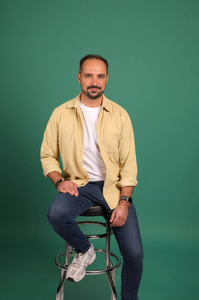 Passionné par les médias et l’actualité depuis l’enfance, Vincent Soulet a géré les matinales des plus grandes radios en France depuis plus de 20 ans. En 2022, il a créé Yello Agency. Objectif : coacher les talents et optimiser leurs contenus.