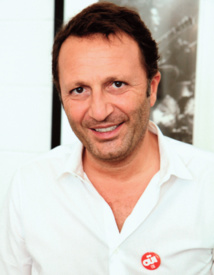 Arthur essaie de vendre Oüi FM © Serge Surpin Arthur essaie de vendre Oüi FM © Serge Surpin