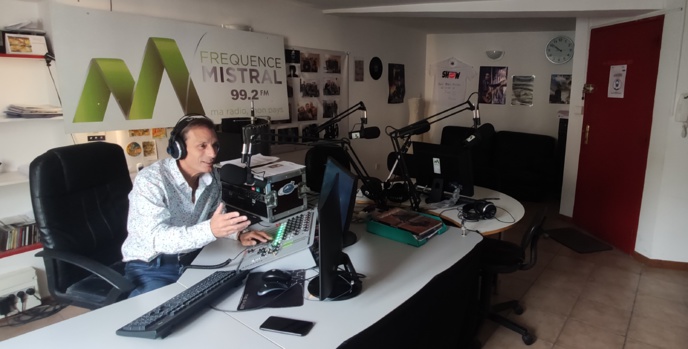 Chriss Alessandri anime la matinale trois jours par semaine depuis le studio de Sisteron. © Fréquence Mistral.