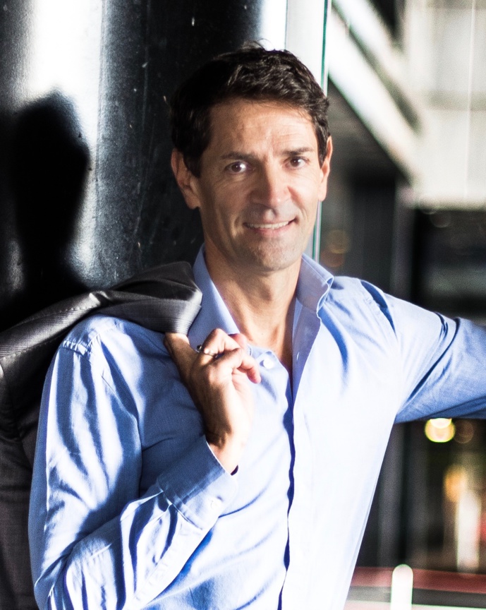 Voix emblématique de franceinfo, Bernard Thomasson a pris la plume pour offrir une visite guidée exceptionnelle de la Maison de la Radio et de la Musique.