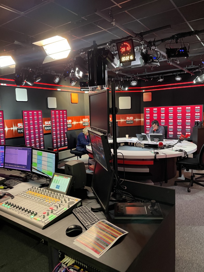 Notons la présence de nombreux écrans autour du plateau qui affichent en permanence l'identité visuelle de Sud Radio. Une configuration idéale lorsque les images sont reprises par d'autres médias.