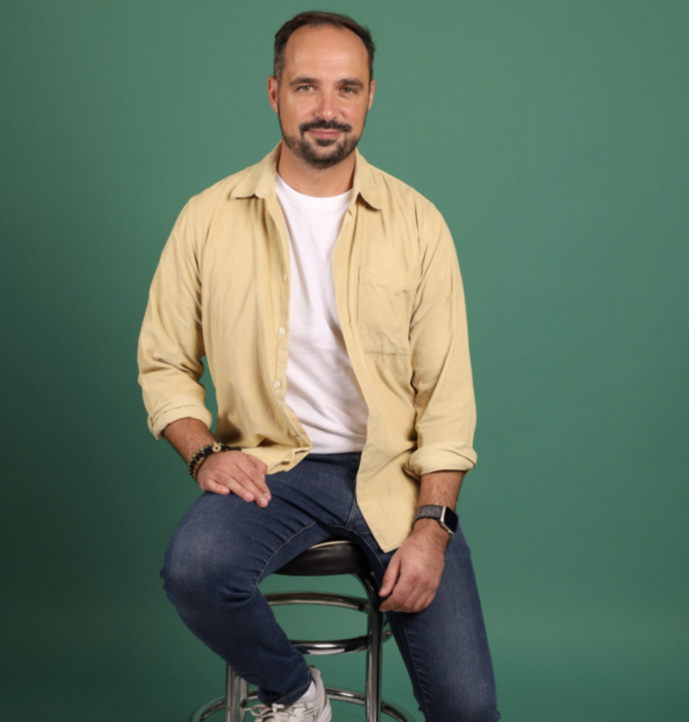 Passionné par les médias et l’actualité depuis l’enfance, Vincent Soulet a géré les matinales des plus grandes radios en France depuis plus de 20 ans. En 2022, il a créé Yello Agency. Objectif : coacher les talents et optimiser leurs contenus.