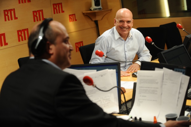 Louis Bodin, ici dans le studio de RTL avec Bernard Poirette.