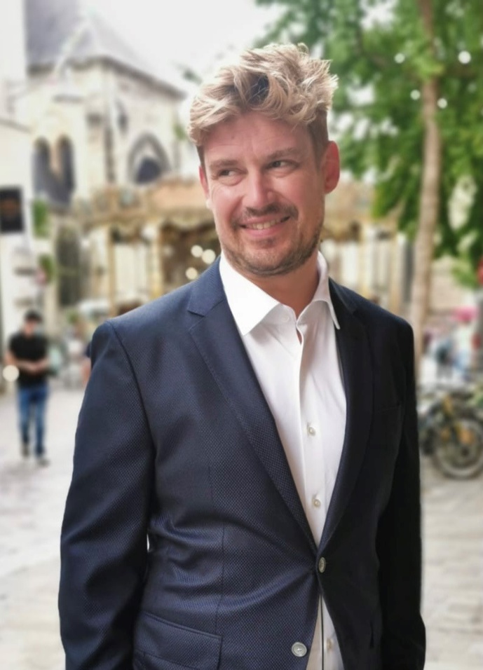 Passé par NRJ et Champagne FM, Michael Leveque, directeur des programmes des cinq radios d'ISA Media Development, privilégie quotidiennement l'écoute de piges et travaille les subtilités des programmes.