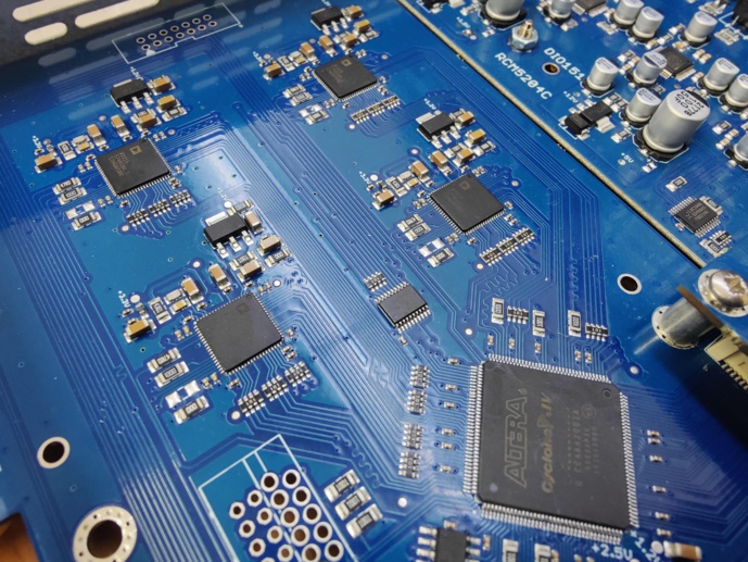 Utilisation de composants hautes performances pour le MPX numérique. © RAmiaudio. Utilisation de composants hautes performances pour le MPX numérique. © RAmiaudio.