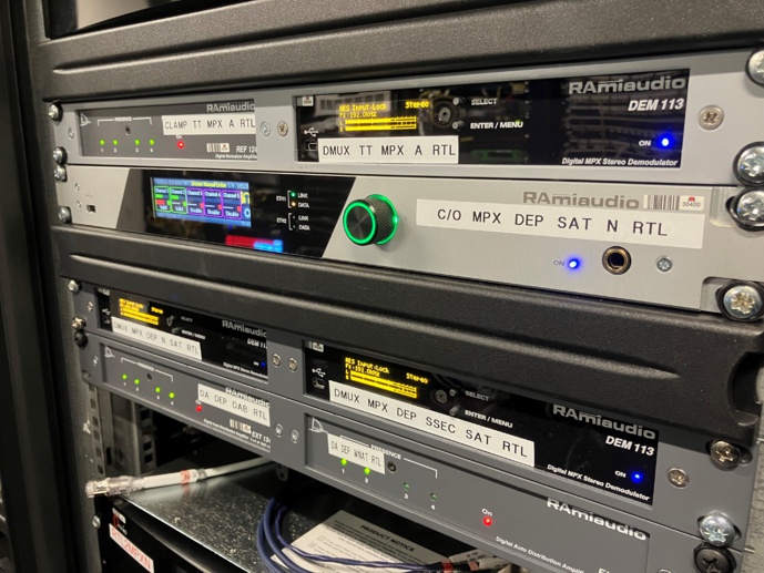 Baie technique MPX numérique du Groupe M6. © RAmiaudio. Baie technique MPX numérique du Groupe M6. © RAmiaudio.