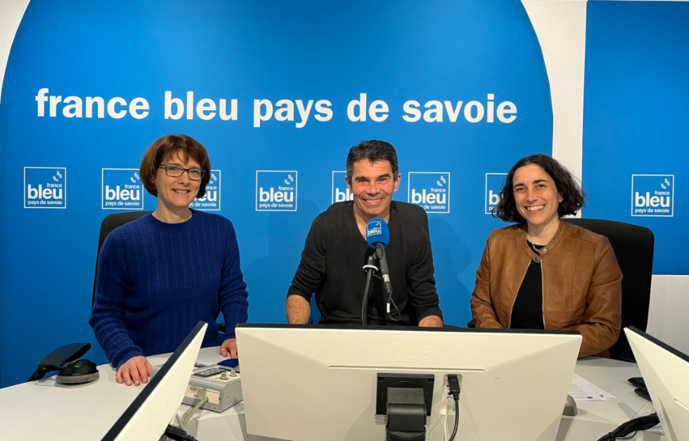 Les matinaliers (de gauche à droite) : Bleuette Dupin (journaliste), Laurent Pascal (animateur) et Anne Chovet (journaliste) © Christophe L’Her / Radio France