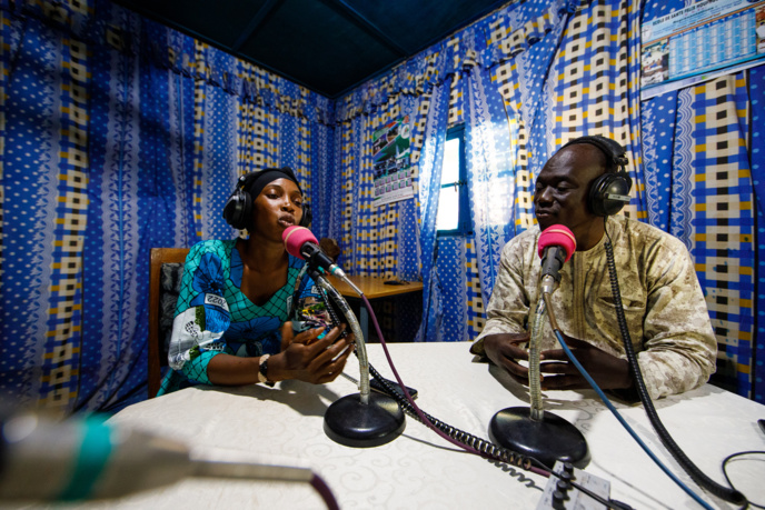 Une animatrice et un animateur dans le studio de Radio Betafo à San (Mali), émission en partenariat avec RRI. Crédit : Radios Rurales Internationales.