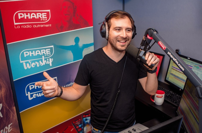 Nathanaël Chong, directeur de la radio, dans les studios de Phare FM à Mulhouse. © Phare FM.