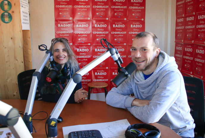 Juliette Moyer et Vincent Valentin au micro de Radio Coquelicot. © Leo Rey.