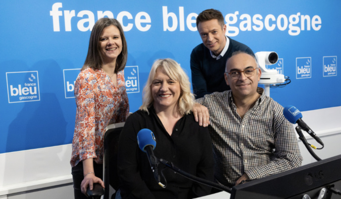 Les matinaliers (de gauche à droite). Au premier plan : Stéphanie Hildenbrandt, journaliste, Jérôme Destruhaut, animateur (7h-8h). Debout : Marion Dambielle-Arribagé, journaliste, Tomasz Ryba, animateur (8h-9h). Absente de la photo : Leïla Benjelloun, journaliste © Cyrille Vidal