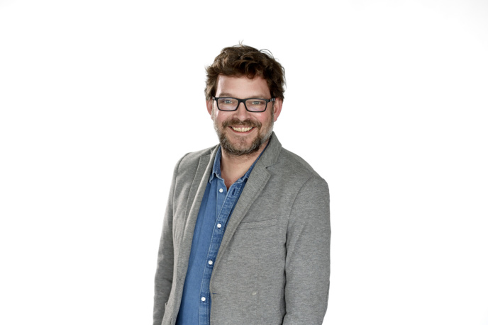 Il y a une vingtaine d'années, Baptiste Schweitzer présentait le journal de France Bleu Alsace en allemand, sur les ondes moyennes. © Christophe Abramowitz / Radio France.