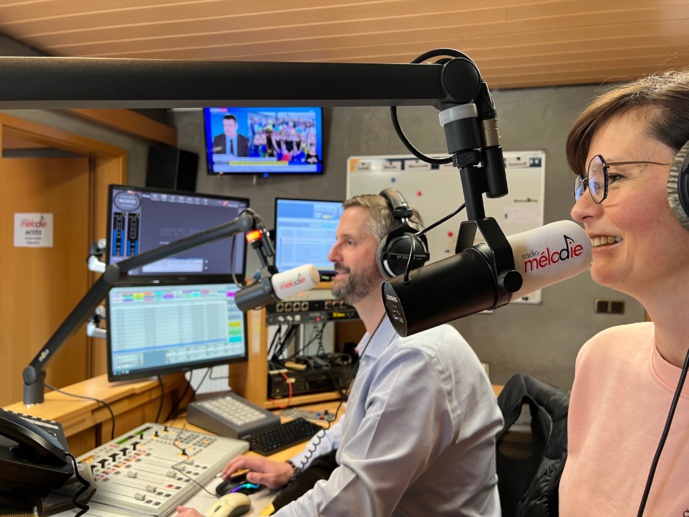 Dirigeant de Radio Mélodie, Sébastien Jung garde le pied à l’étrier en animant chaque jour la tranche 9h-13h. © Radio Mélodie.