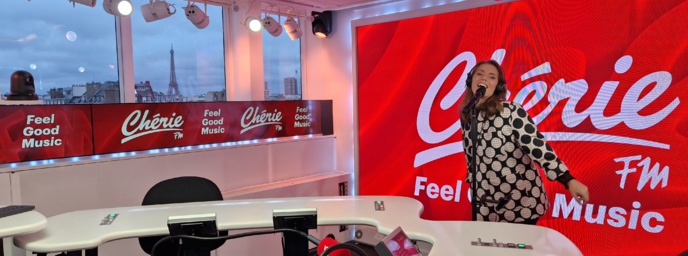 En tant qu'auditrice, Emma Daumas avoue avoir un faible pour Chérie FM et France Inter.