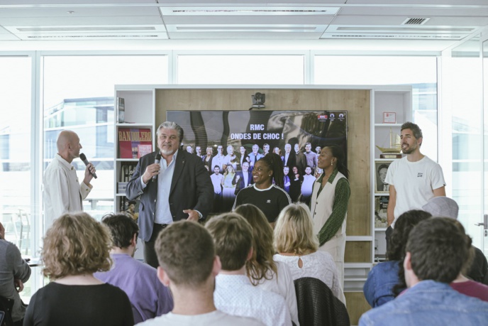 Une partie des 18 consultants RMC réunis autour de David Douillet lors de la conférence de presse de présentation du dispositif RMC pour les JO. © ABACA PRESS.