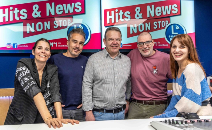 Sam Tabart, entouré des animateurs de L’Essentiel Radio. © L’Essentiel Radio.
