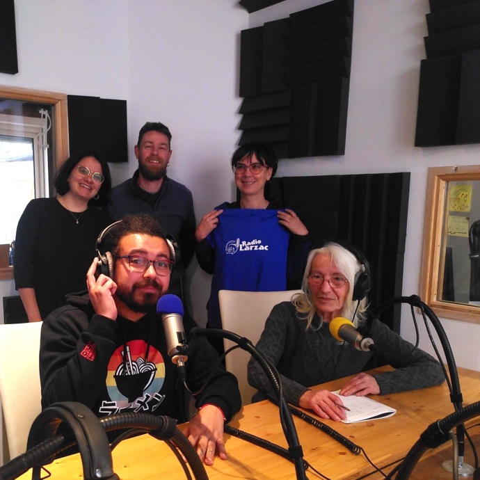 Le conseil d'administration et les salariés à pied d'œuvre pour mener le projet de Radio Larzac. © Radio Larzac.