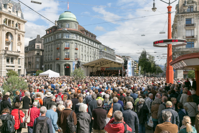 Près de 4 000 personnes ont chanté en chœur la "Messe allemande" de Schubert sur la Place Centrale ensoleillée de Bienne ce dimanche à midi © RTS / Jérôme Genet