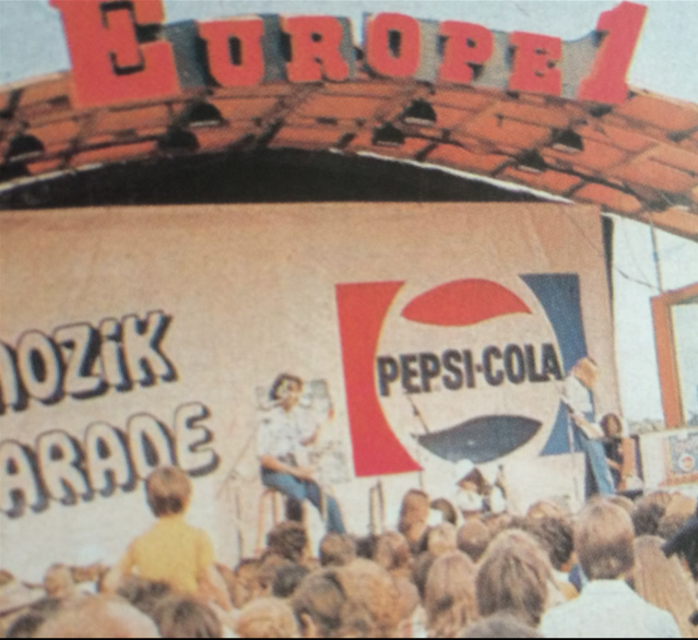 "Mozik" est la première émission réalisée sur le Podium satellite flambant neuf d'Europe 1, mis en service au début de l'été 1973 © Europe 1 Le Dictionnaire amoureux illustré