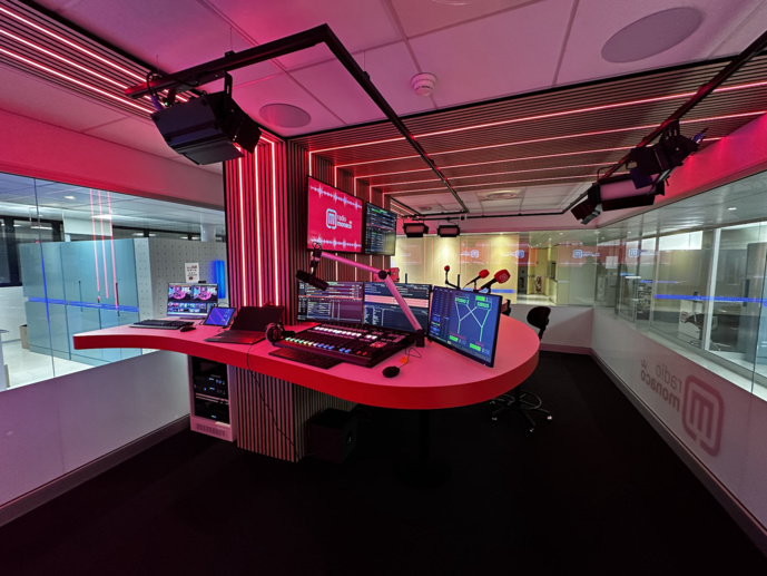 Situé symboliquement au centre des installations de la radio, visible de tous, le nouveau studio est voué à la diffusion du programme tant en audio qu’en vidéo.