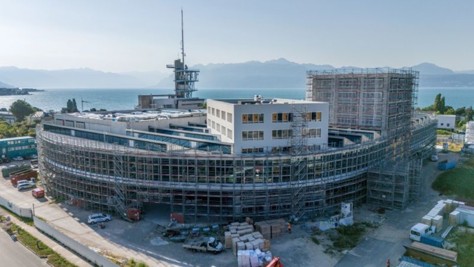 Le nouveau bâtiment abritera les activités actuellement localisées dans le bâtiment de La Sallaz et ses chaînes radios, et les cars de reportage situés à Meyrin ©&nbsp;RTS / Laurent Bleuze