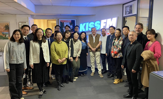 Kiss FM accueille une délégation chinoise Kiss FM accueille une délégation chinoise