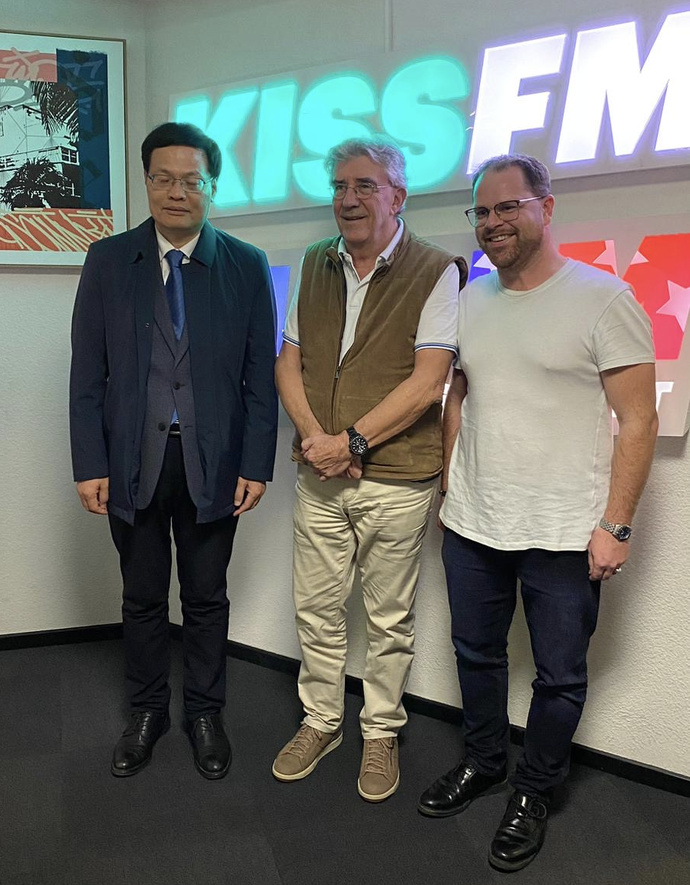 Kiss FM accueille une délégation chinoise Kiss FM accueille une délégation chinoise