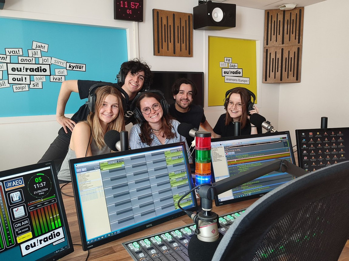 Euradio emploie une équipe de 7 salariés dont 4 journalistes et diffuse via 19 fréquences à Nantes, Angers, Bordeaux, Bruxelles, Le Havre, Lille...