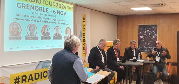 Entre sommets, vallées et grandes agglomérations : comment répondre aux différentes attentes des auditeurs ? Pierre Belleville (directeur de Montagne FM), Stéphane Debusschère (directeur de RCF Isère), René Orget (directeur de R’ La Radiostation) et Didier Cayol (responsable de Radio Oxygène - Alpes) ont répondu à cette question lors du RadioTour à Grenoble.