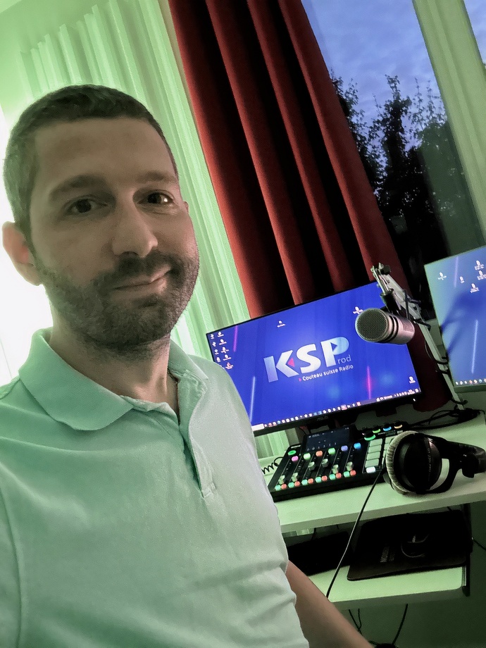 Cyril Morenghi devant sa Rodecaster Pro.