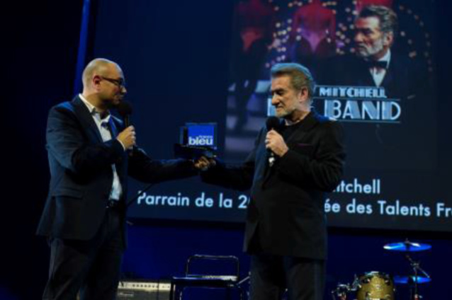 Eddy Mitchell recevant un Talent d'Honneur sur la scène des Folies Bergère Eddy Mitchell recevant un Talent d'Honneur sur la scène des Folies Bergère