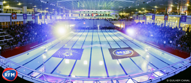 C'est devant 2 000 personnes que tous les artistes se sont produits sur une scène installée sur l'eau © Guilhem Canal