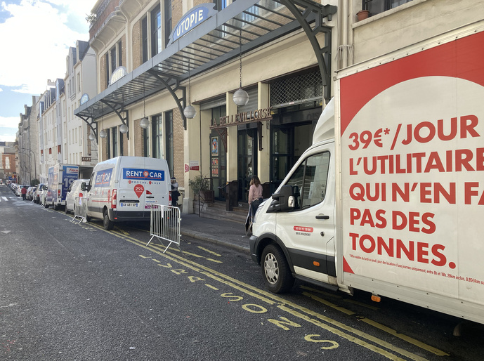 L'entrée des camions devant l'entrée des artistes L'entrée des camions devant l'entrée des artistes
