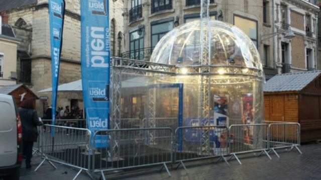 France Bleu Champagne-Ardenne a installé son studio Igloo au coeur du Village de Noël de Reims 2015 France Bleu Champagne-Ardenne a installé son studio Igloo au coeur du Village de Noël de Reims 2015
