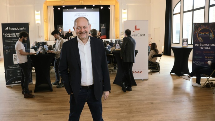 Que de dire de Jean-Éric Valli ? Une déjà longue carrière dédiée aux radios indépendantes privées, un esprit cartésien, probablement hérité de ses études supérieures en mathématiques, Jean-Éric aime incontestablement la radio. Il l'aime tellement qu'aucune innovation ne lui échappe. Que de dire de Jean-Éric Valli ? Une déjà longue carrière dédiée aux radios indépendantes privées, un esprit cartésien, probablement hérité de ses études supérieures en mathématiques, Jean-Éric aime incontestablement la radio. Il l'aime tellement qu'aucune innovation ne lui échappe.