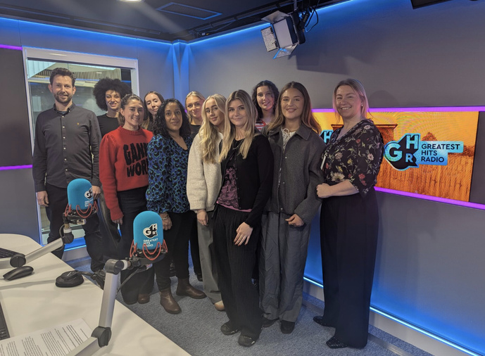 Les étudiants sélectionnés pour le programme de mentorat en journalisme de Bauer Media Audio visitent les studios de Greatest Hits Radio. Une occasion unique pour ces futurs journalistes de rencontrer l’équipe éditoriale et d’échanger avec des professionnels du secteur.