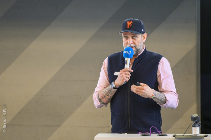 York Strempel, lors de la Conférence ARARO à Neuchâtel, plaide pour l’authenticité des animateurs face à l’essor de l’IA. © Bertrand Pfaff.