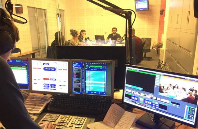 Chaque jour, les élèves conçoivent les programmes de la webradio de l'école : une radio grandeur nature pour apprendre les techniques de leur futur métier. © Philippe Chapot